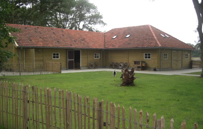 kleurrijk_bijgebouw_hoek_stal